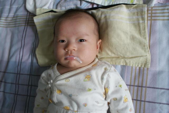 寶寶吐奶， 出了拍嗝，這些“動(dòng)作”也很重要