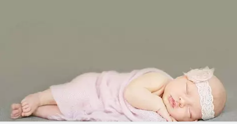 三個(gè)小妙招，巧對(duì)寶寶睡覺(jué)“黑白顛倒”