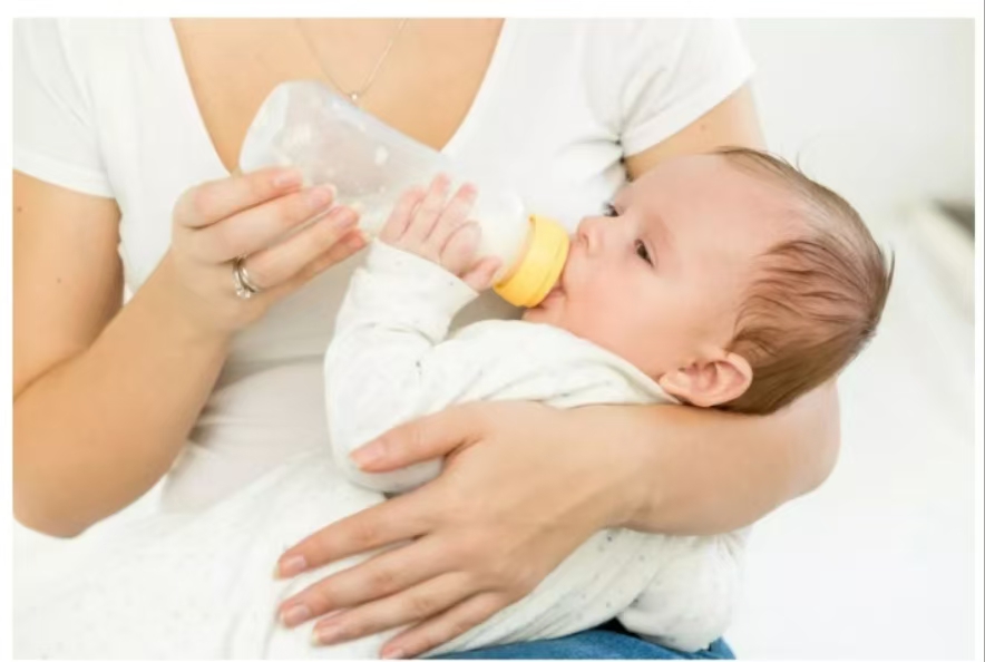 各年齡階段的寶寶怎樣喂奶才不會過量？
