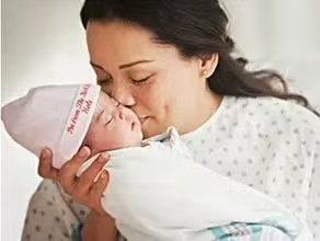 母乳喂養(yǎng)|2大方法讓寶寶順利吃上第一口奶！