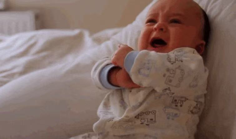 月嫂暖心提醒：這4個(gè)常見(jiàn)動(dòng)作，可能悄悄傷害寶寶的聽(tīng)力，第一個(gè)不少新手爸媽還在做！