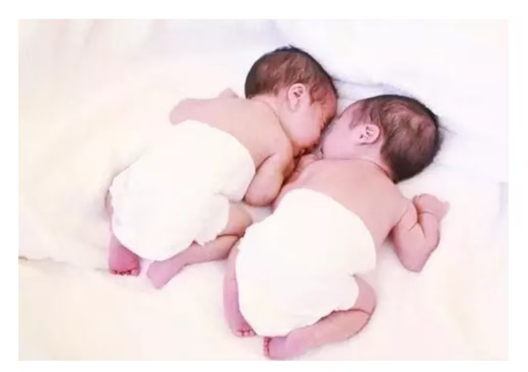 寶寶趴睡全解析：7大好處與8項(xiàng)安全須知，新手爸媽必看